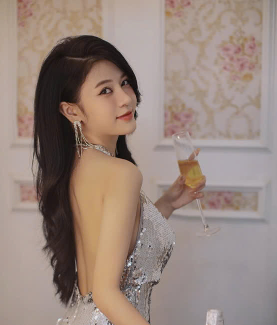 Trần Huyền My - Nữ doanh nhân 9X với vẻ đẹp hiện đại, năng động nhưng không kém phần sexy, quyến rũ