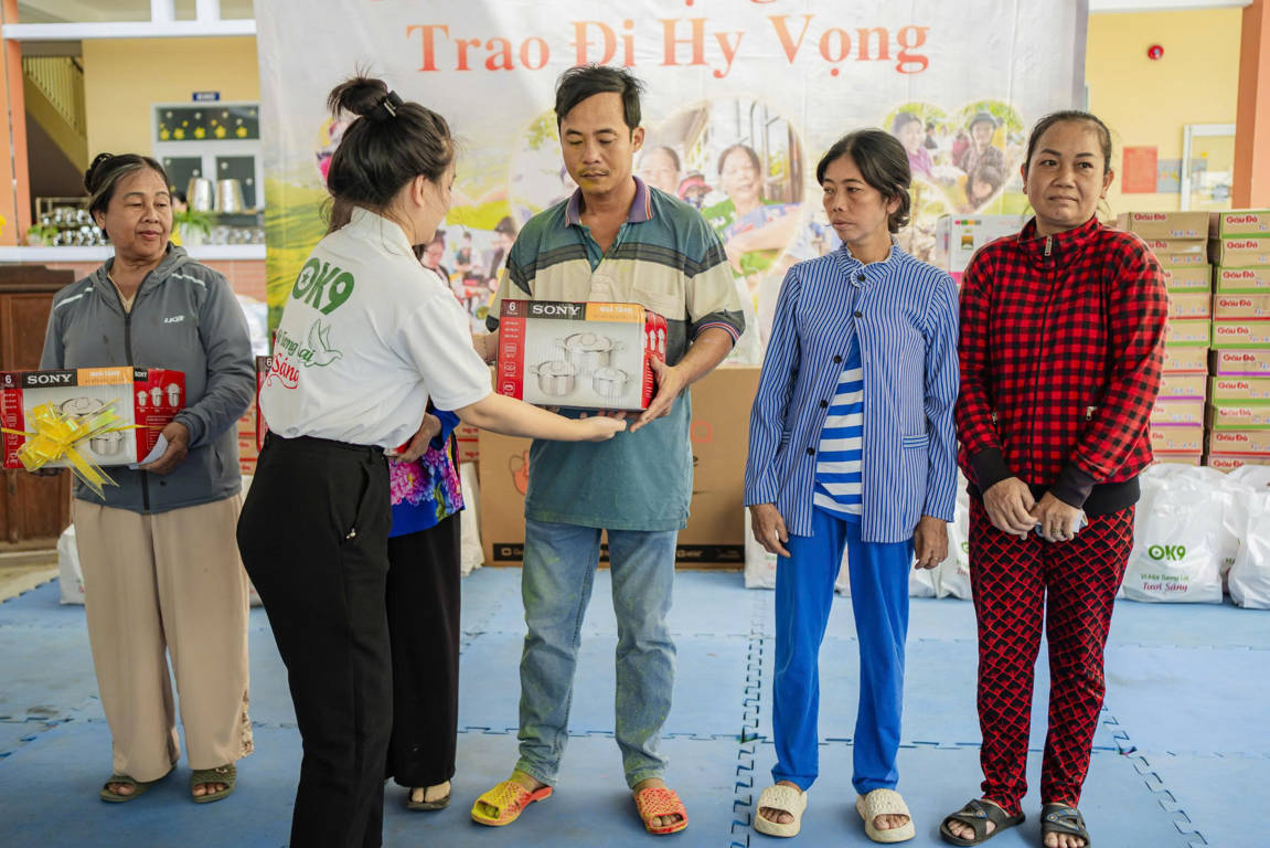 “Trao đi hy vọng” – OK9 viết tiếp câu chuyện nhân ái tại Bến Tre