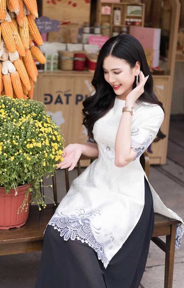 Á Hậu Phương Thư tung bộ ảnh rạng rỡ cuốn hút đón Tết Quý Mão 2023